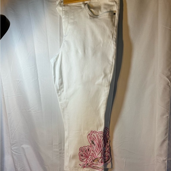 VENUS White Cropped Jeans Size 12 – Pink Embroidered Ankle Pants - Picture 2 of 7